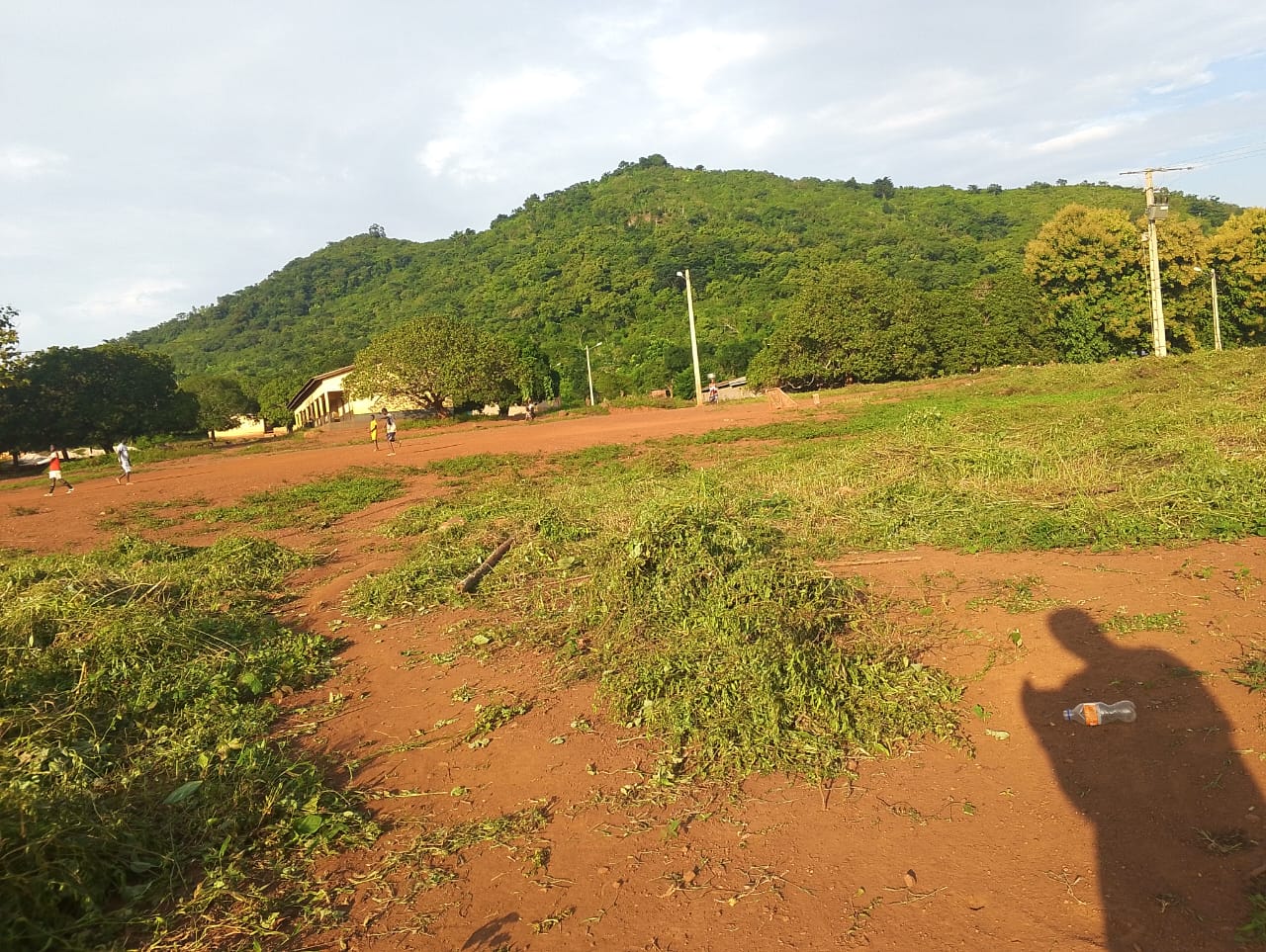 La colline Marankoudio de Boudy sous les nuages