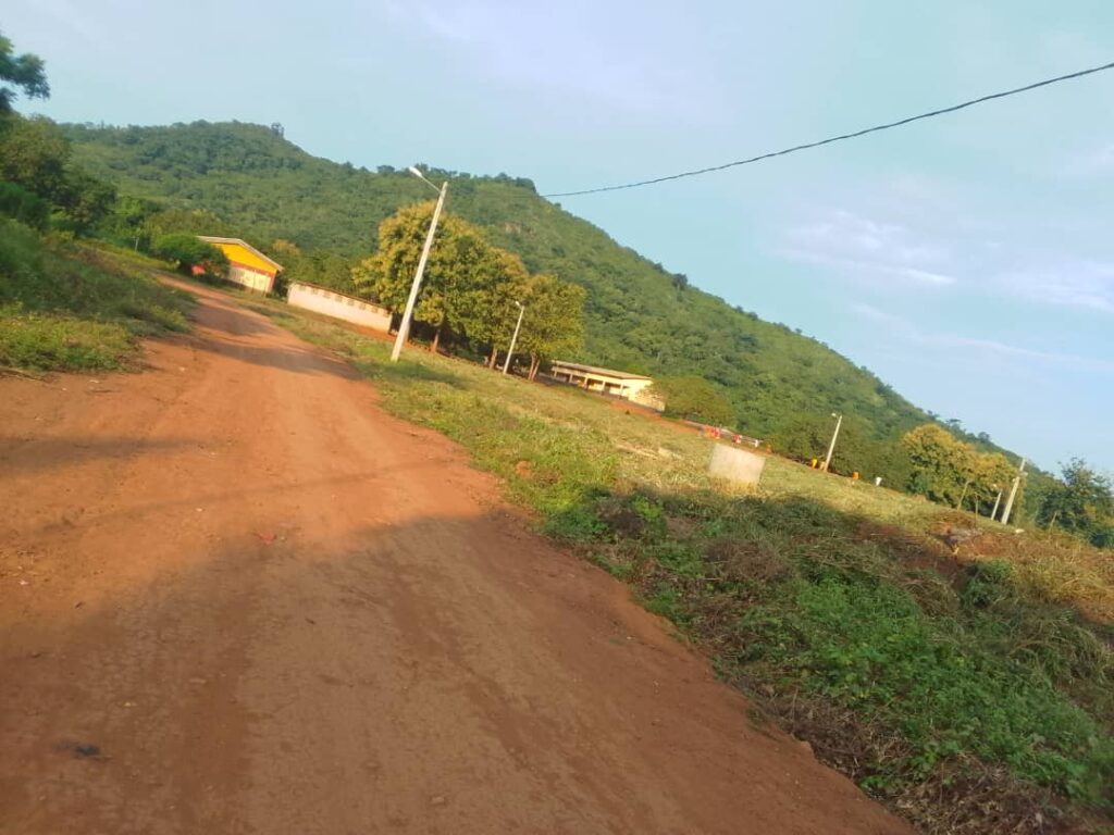 La colline Marankoudio de Boudy vue de loin