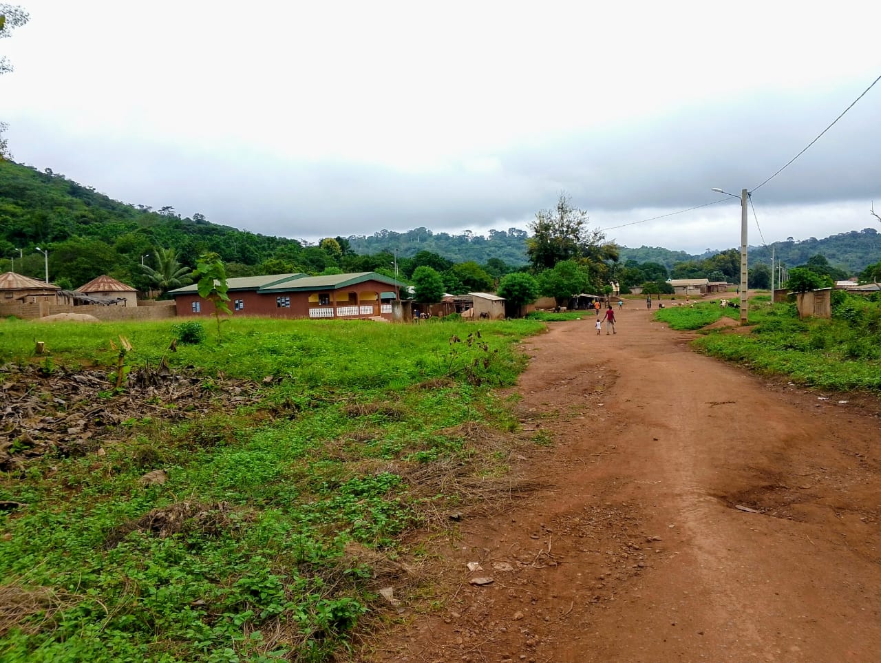 Une rue de terre du village de Boudy