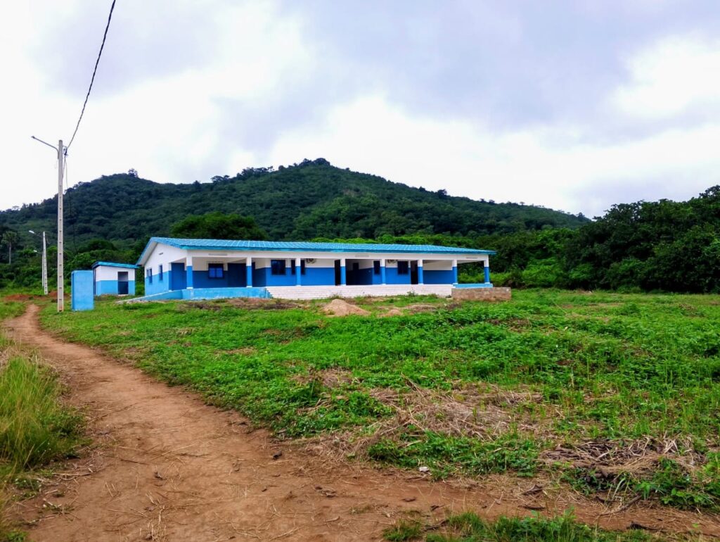 Le dispensaire de Boudy au pied de la colline