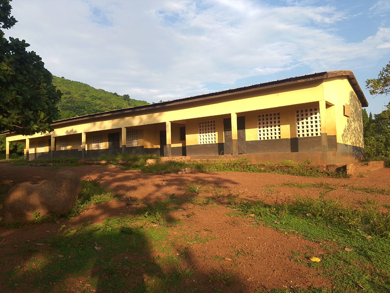 La cour de l’école primaire de Boudy