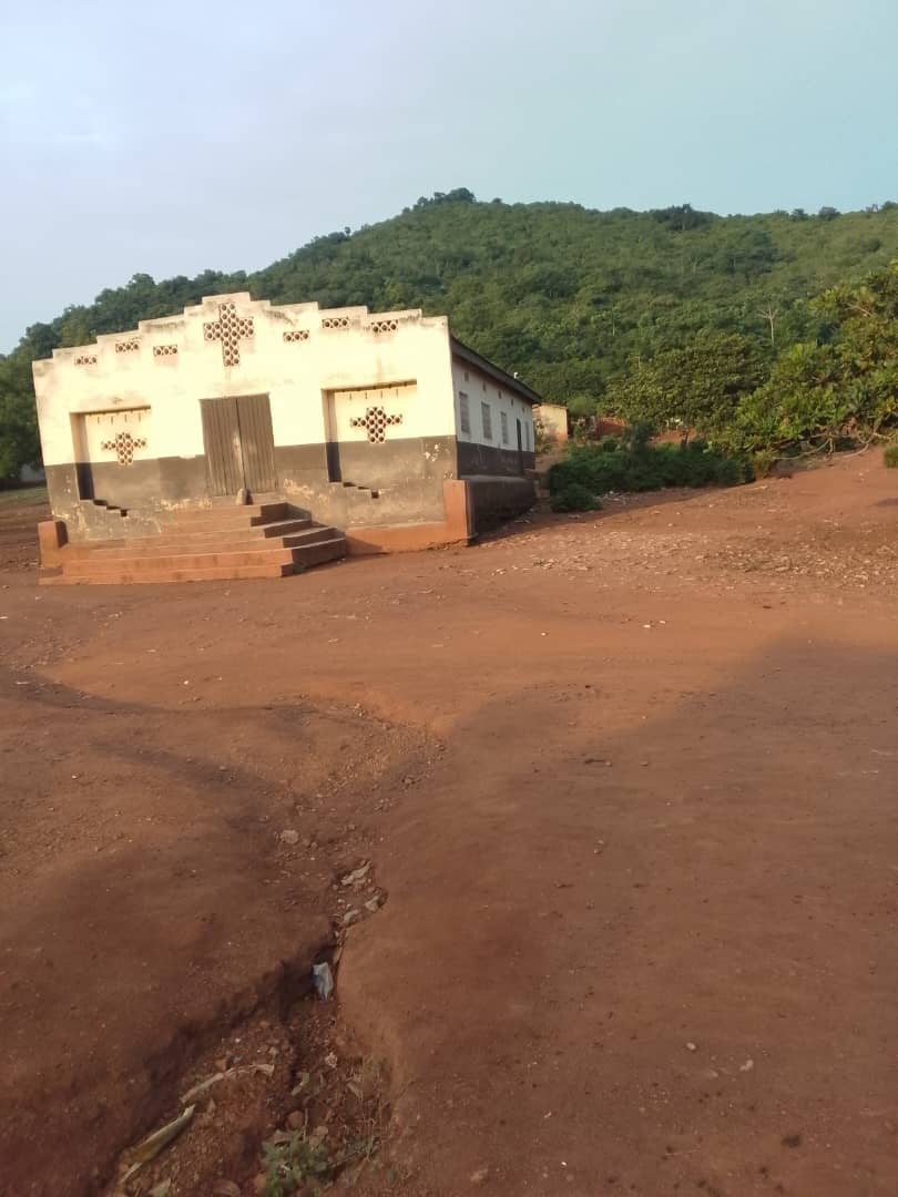 L’église catholique de Boudy, vue de côté