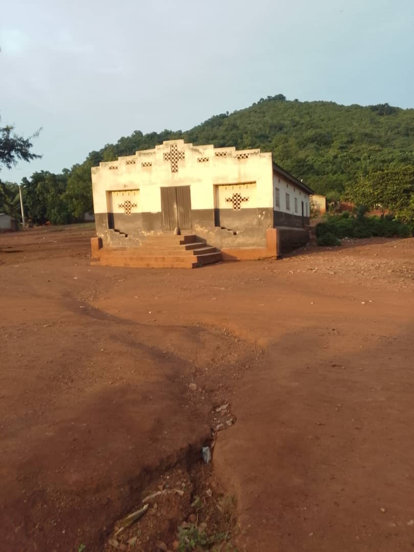 La façade de l’église catholique de Boudy