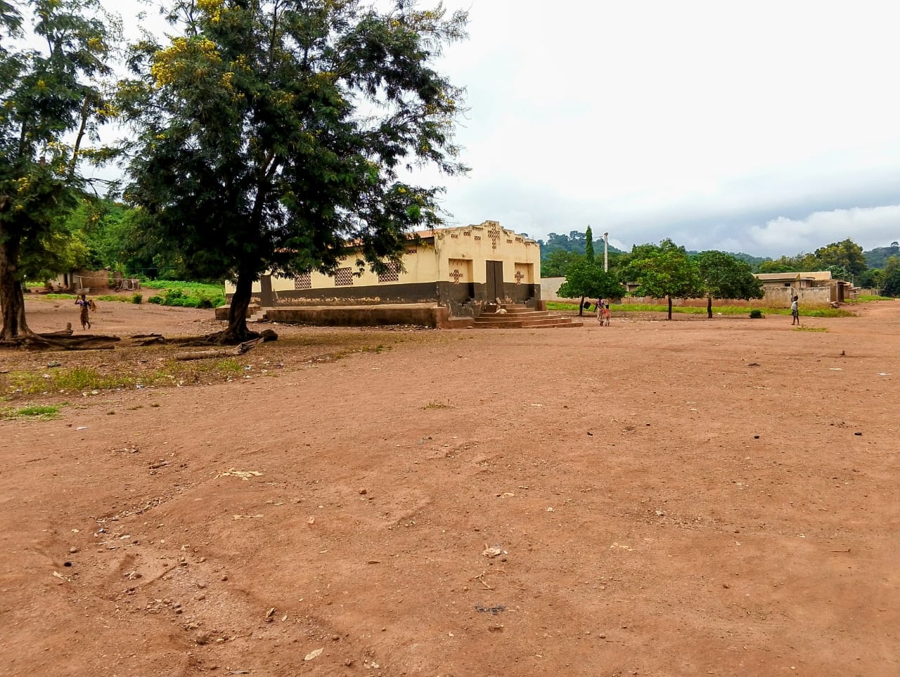 L’église catholique de Boudy sur la place du village