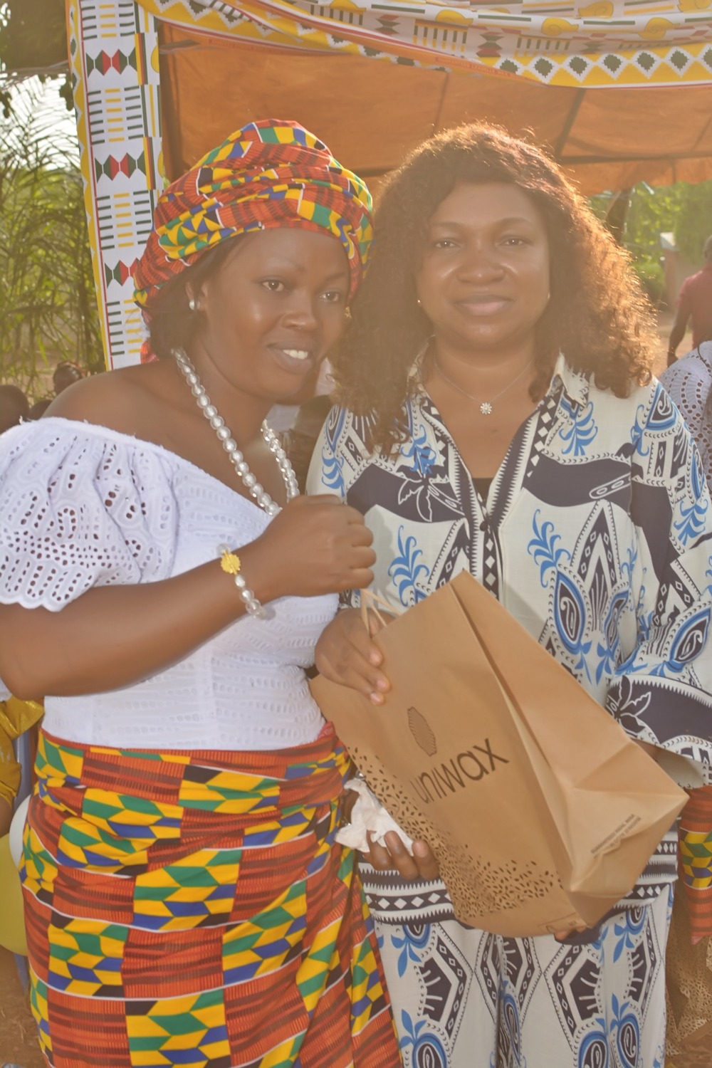 Mme Ban remet un prix lors de la cérémonie de la mutuelle de Boudy