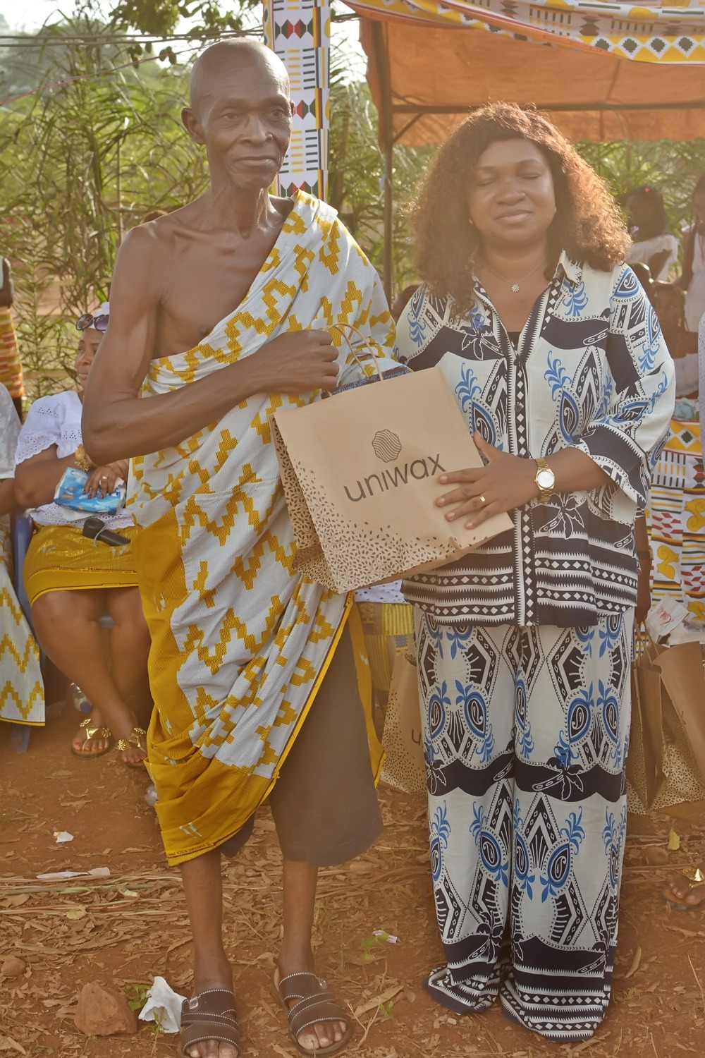 Remise de prix aux participantes de la cérémonie de Boudy