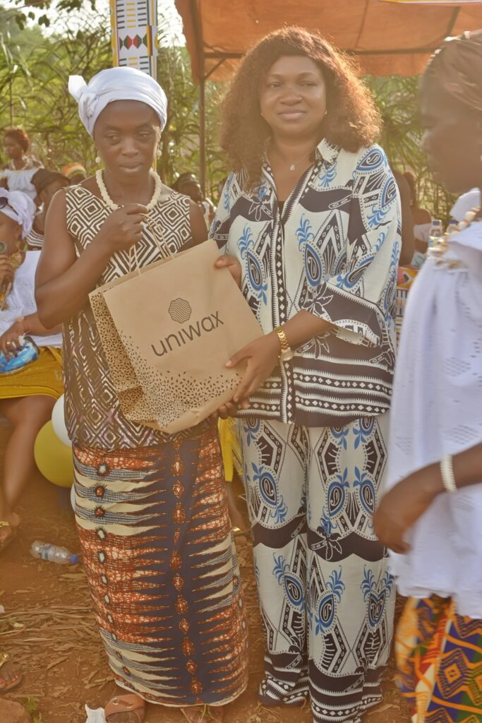 Mme Ban et une lauréate à la cérémonie de la mutuelle de Boudy