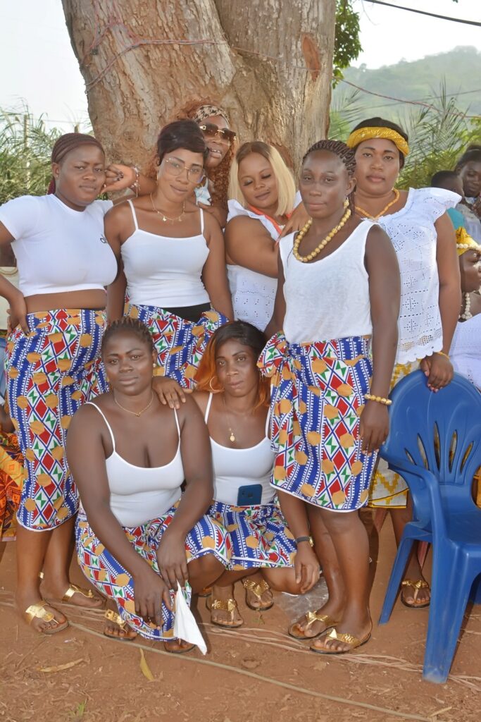 Groupe de femmes en tenue de fête à Boudy, Pâques 2026