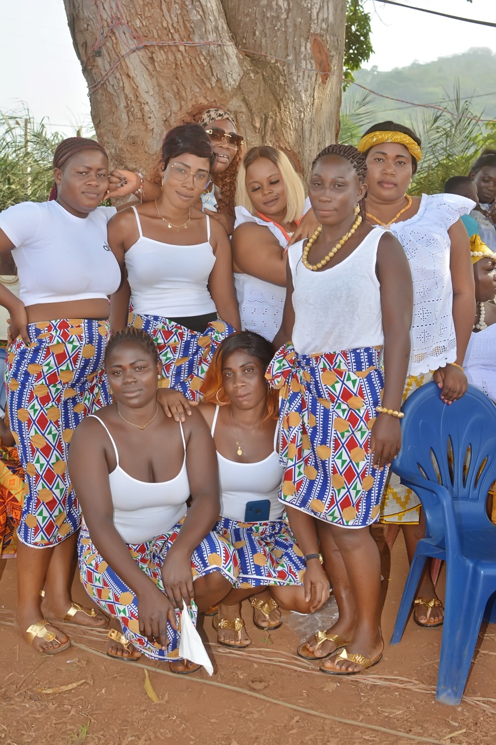 Groupe de femmes en tenue de fête à Boudy, Pâques 2026