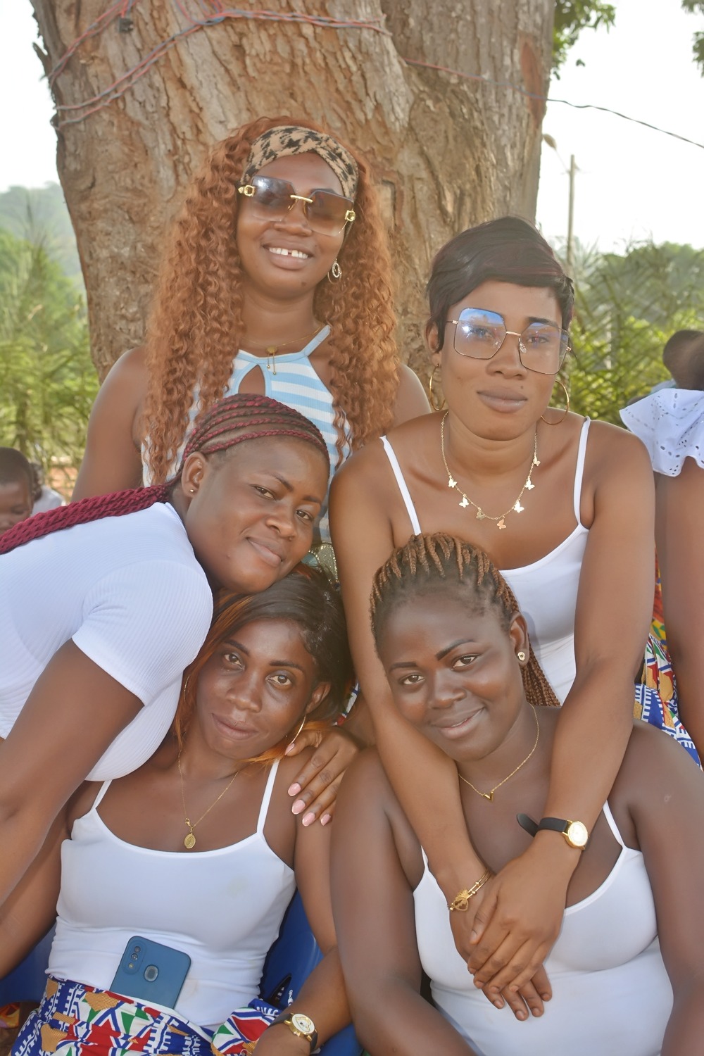Amies posant à la fête de Pâques 2026 à Boudy