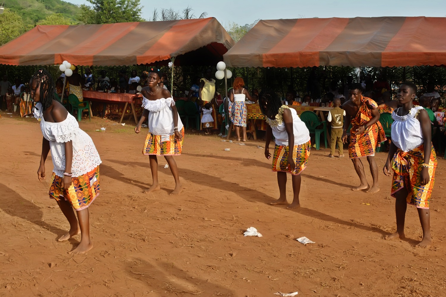 Enfant en tenue de fête à Boudy