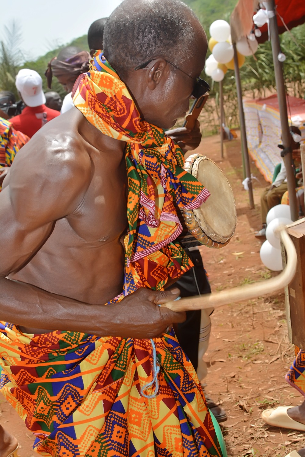 Tambourinaires ouvrant la cérémonie à Boudy